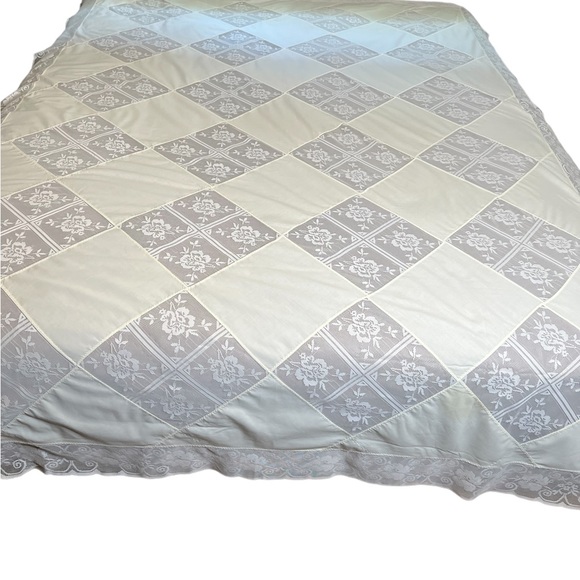 Beautiful Lemony Vintage Handmade 50s Rayon Lace Tablecloth - Picture 7 of 7